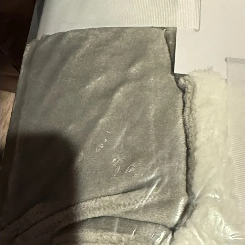 UGG Luxurious Sherpa Throw Blanket - Cream, Gray